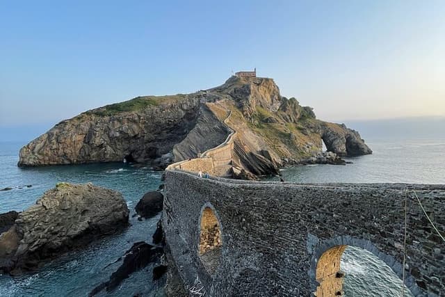 Bilbao: Gaztelugatxe, Bermeo, Mundaka and Gernika with Txakoli