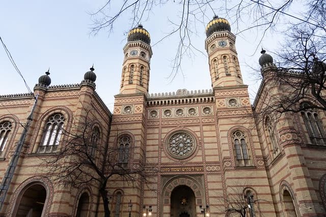 Jewish Quarter tour: skip the line Great Synagogue ticket