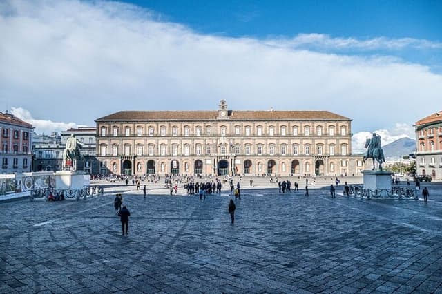Royal Palace Napoli Guided Walk