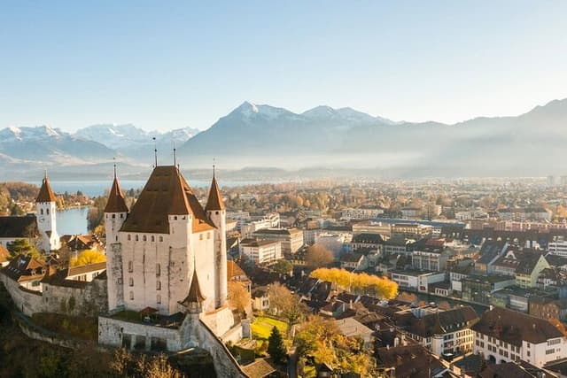 Zürich: Private Day Tour to Swiss Villages, Capital City & Castle