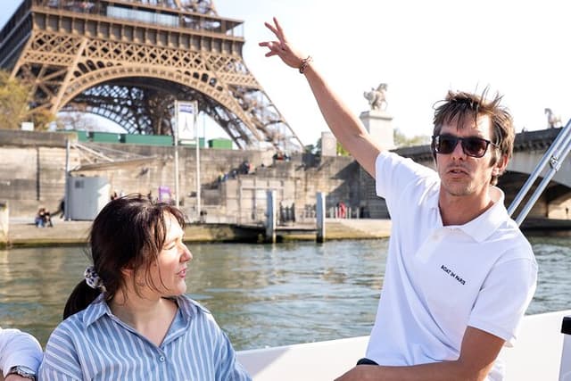 2-6 pax Private River Boat Tour in Paris with Rosé and Macarons