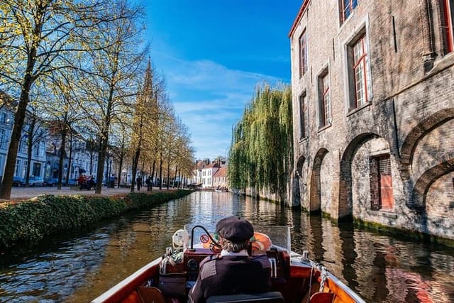 Private Bruges Historical Walking Tour with Canal Cruise