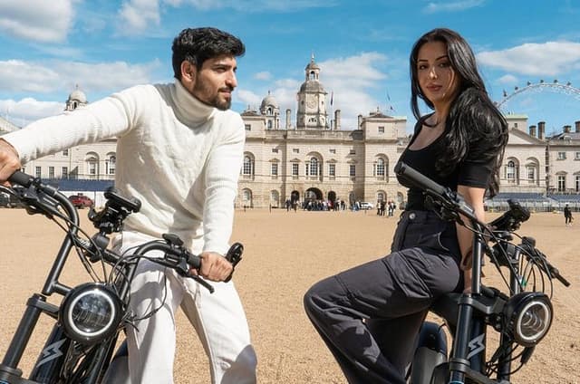 Private London eBike Tour with Artefacts - 3hr Premium Experience