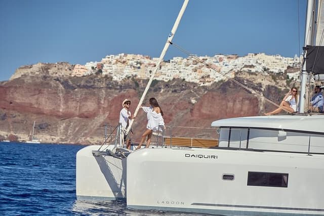 Santorini Oia: Caldera Classic Day Cruise with Snacks & Drinks