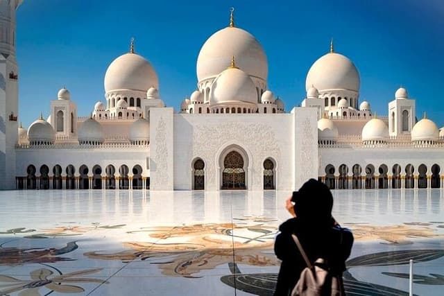 Private Abu Dhabi City Tour with Louvre Abu Dhabi Combo