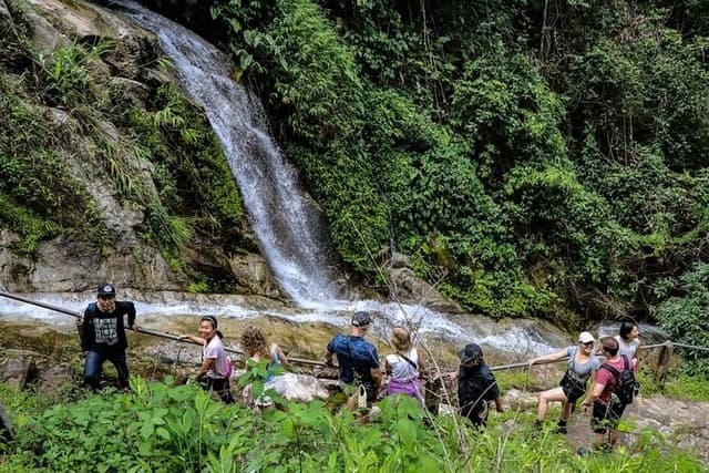 Full-Day Trekking and Sightseeing Tour in Mae Kampong