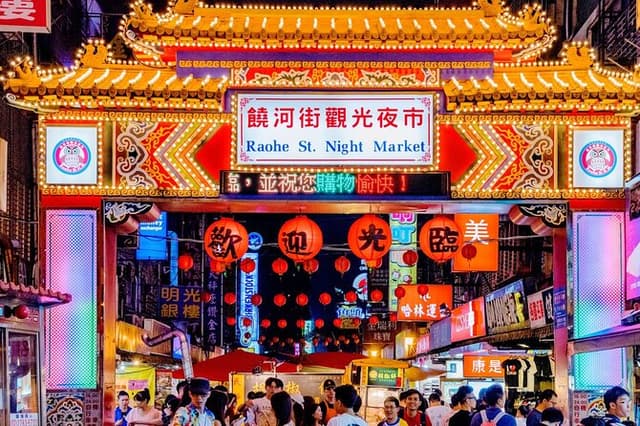 Taipei Street Food & Night Market Tour with a Local: Private & Custom
