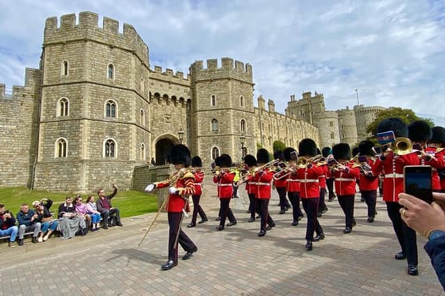 Stonehenge, Windsor Castle and Bath with Pub Lunch in Lacock