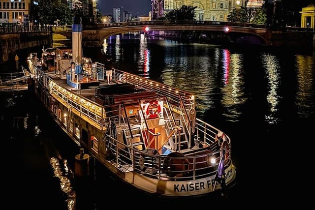 Old Berlin Beer Evening – Sunset Cruise on a Steamship