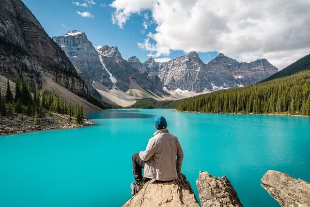 Moraine Lake, Louise Emerald Lake, and Peyto Lake all in day tour