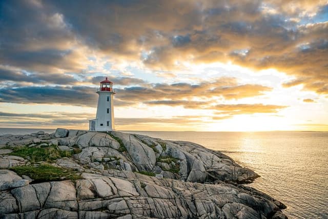 Peggy's Cove, Lunenburg and Titanic Cemetery Full Day Tour