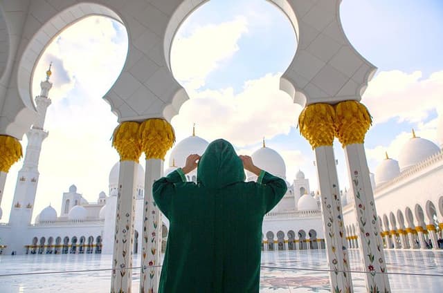 From Dubai: Abu Dhabi Grand Mosque, Palace. Souk, Etihad & Louvre