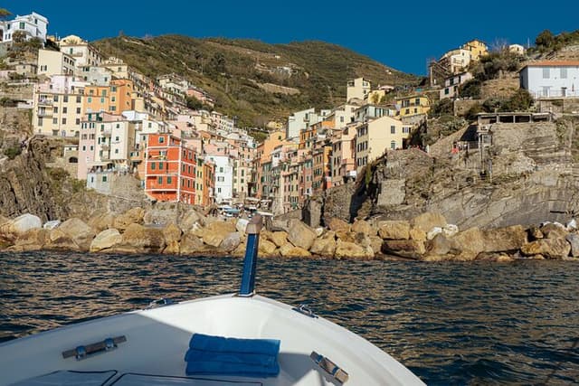 Where the Sun sets: your 5Terre Chill Cruise