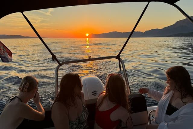 Makarska Sunset Speedboat Tour & Swim Stop on Brač