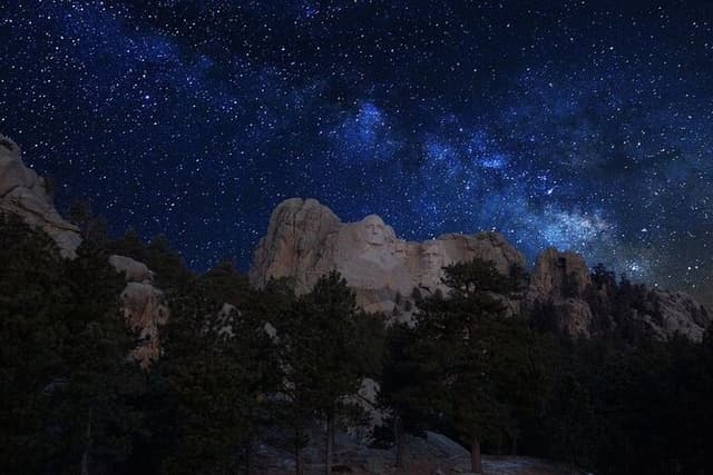 Mt Rushmore Night Ceremony and Tour - with Tunnels and Stargazing
