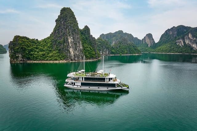 Ha Long Bay Luxury Day Cruise with Buffet Lunch, Caves & Kayaking