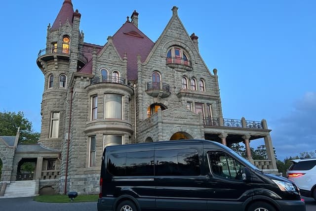 Private Tour of Gorgeous Victoria and to Butchart Gardens! (4 hr)