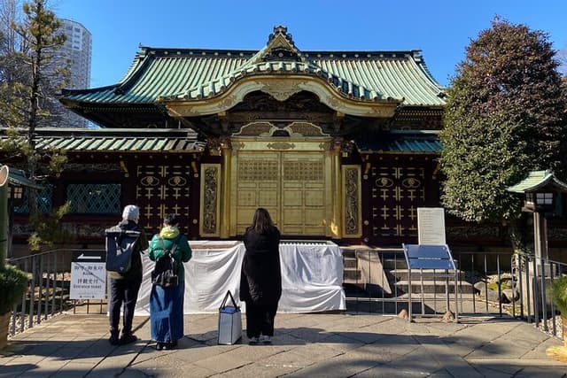 Ueno Park Ameyoko Market Walking Tour with Japanese Tokyo Local