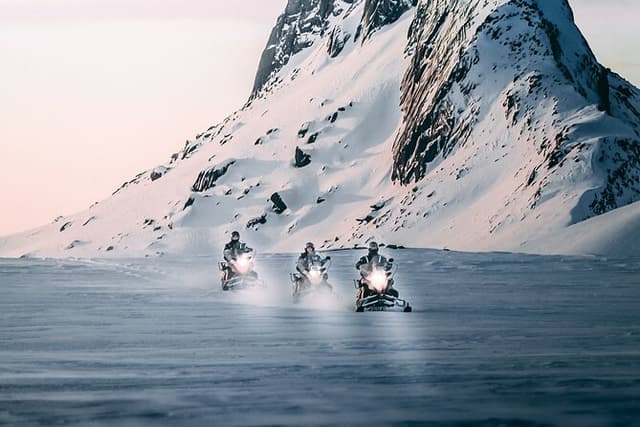 Reykjavik: Golden Circle Guided Super-Jeep Tour and Snowmobiling
