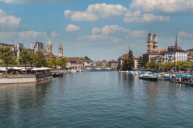 Zurich 360° City Walk Tour Including Hidden Spots