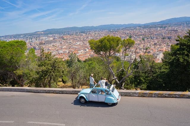 Half-day Marseille private tour by vintage Citroën