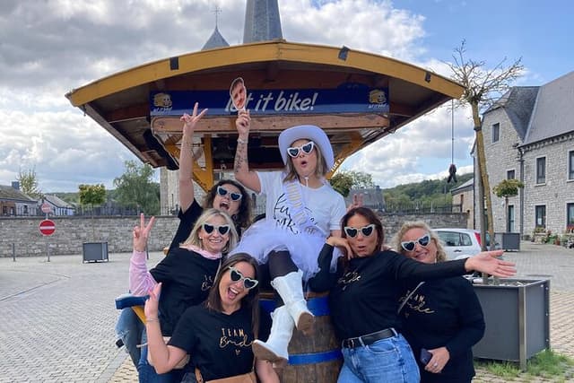 Premium beer bike with drinks and entertainment in Rochefort