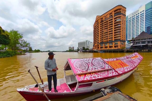 Kuching Heritage City Walking Tour with Boat Ride and Lunch