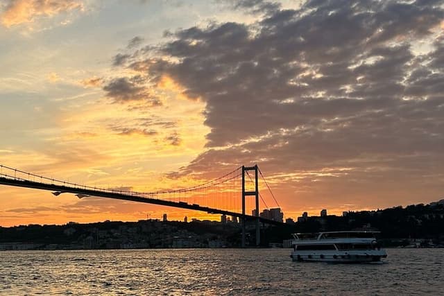 Enjoy Istanbul’s Bosphorus:2-Hour Daytime, Sunset & Night Cruises