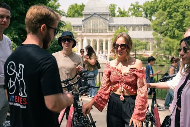 Madrid: 3 hour Guided Highlights Bike Tour with Optional Tapas