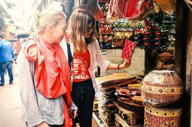 Delhi Shopping Tour with Female Shopping Expert