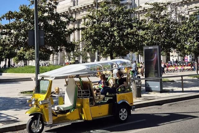 Milano Tuk Tuk Tour Hotel Pickup including ticket to Domo