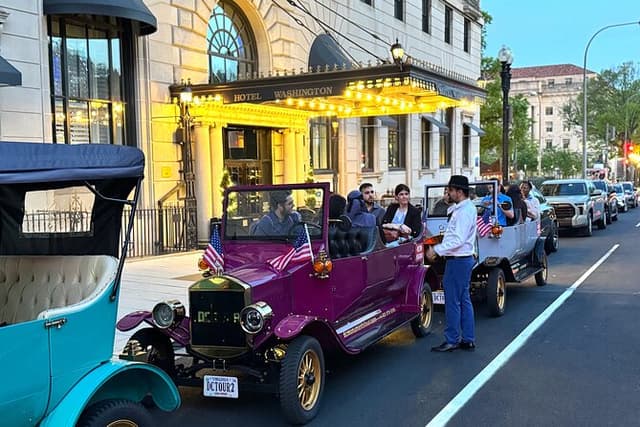 Group/Private Washington D.C Moonlight Tour in Luxury Vintage Car