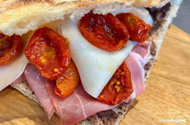 TRANI Private Tour with Exclusive Panino Tasting