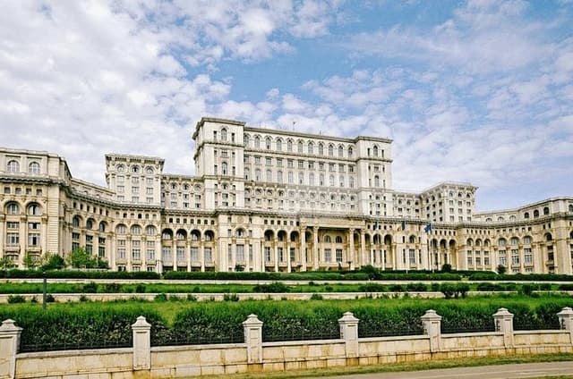 Bucharest at a glance - 4h Private Chauffered Tour
