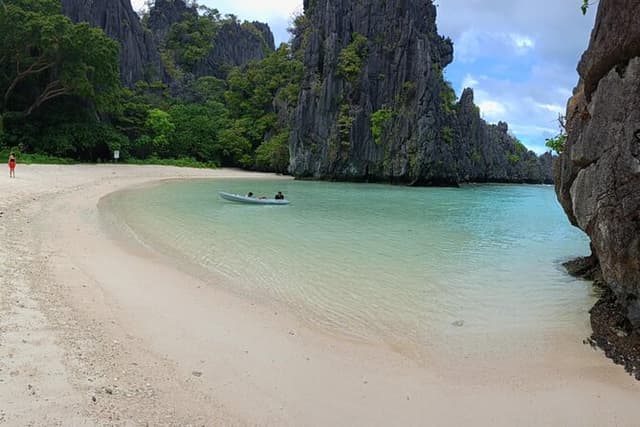 El Nido Island Hopping Tour C -Through the Cliffs to Hidden Beach