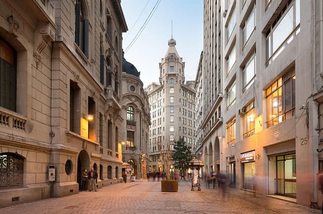 La Moneda, Historic Downtown, and Cerro Santa Lucía Private Tour