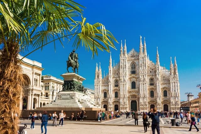 Milan Old Town Private Tour with Duomo and Sforza Castle