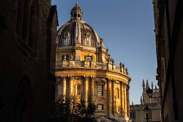 Private | Oxford Tour by Alumni™ & Punt + optional New College
