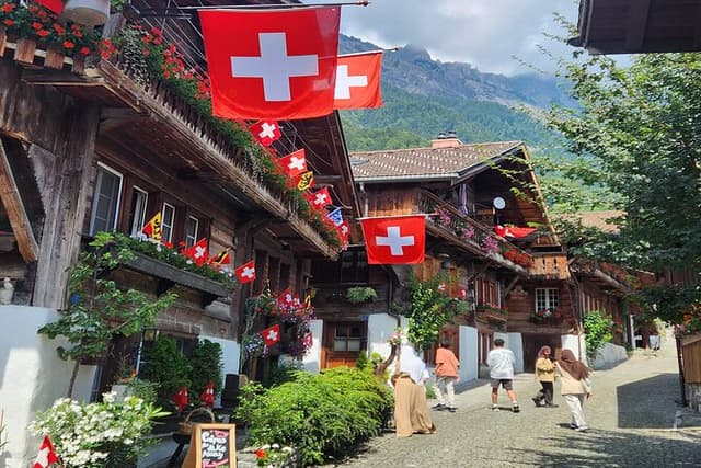 Interlaken : Culinary Panorama Bus Tour – Waterfalls & Raclette