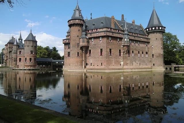 Private Tour to Muiderslot and Castle de Haar from Amsterdam