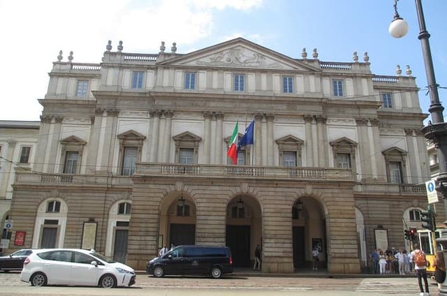 Milan Self Guided Walking Tour and Scavenger Hunt