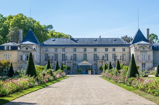 Paris to Rueil Malmaison Private Tour
