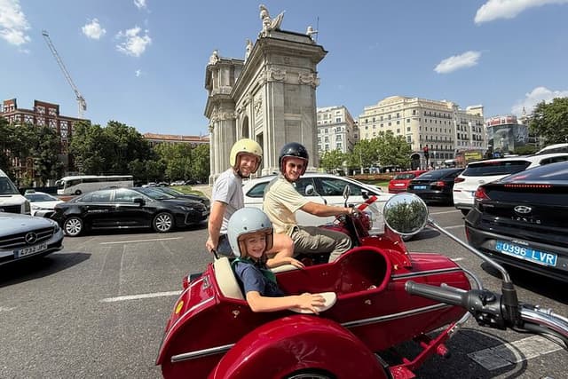 Madrid Highlights: Private Vintage Sidecar Tour (1 Hour)