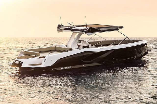 Milos: Private Yacht Tour—Kleftiko Sarakiniko Poliegos