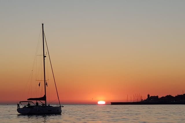 Cascais Private Luxury Sunset 2h Cruise with a drink