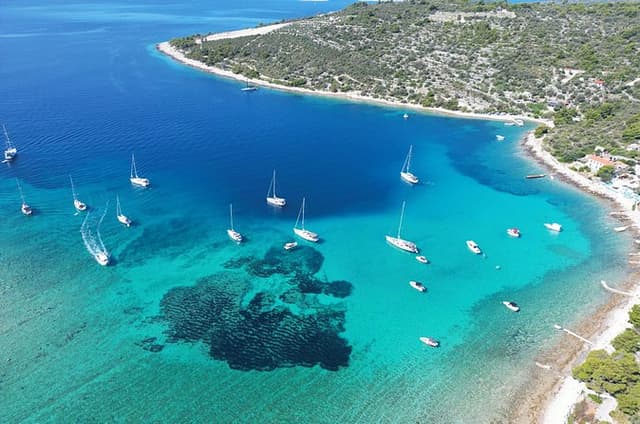 From Trogir & Split: Half Day Speedboat Tour with Blue Lagoon