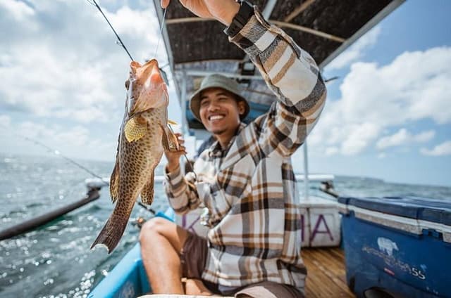 Sail and Catch Boat fishing Tour of the Coast of Kota Kinabalu