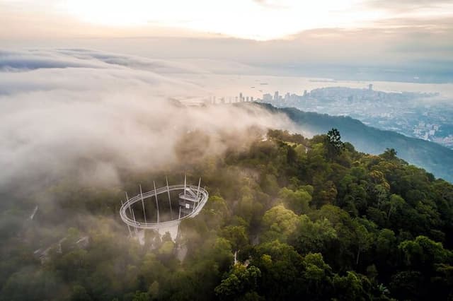 Best of Penang: Penang Hill, Kek Lok Si, Gardens & Batu Ferringhi