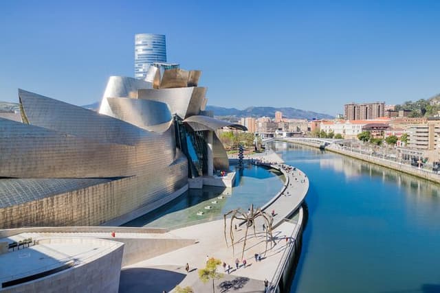 Private Tour DE Bilbao Historical Center