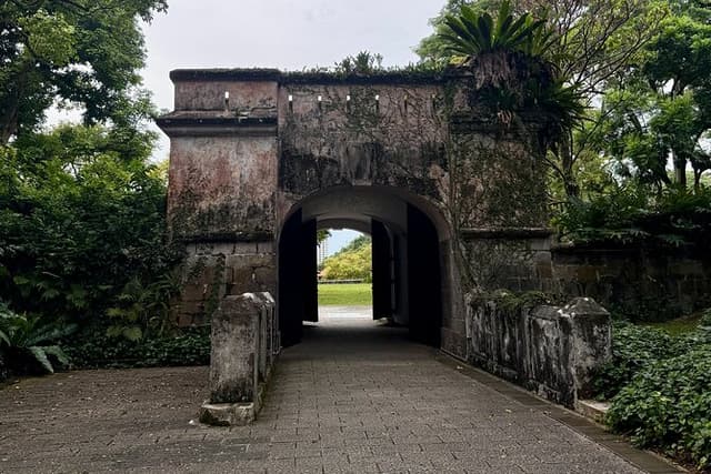 Fort Canning and Singapore River Join In Walking Tour